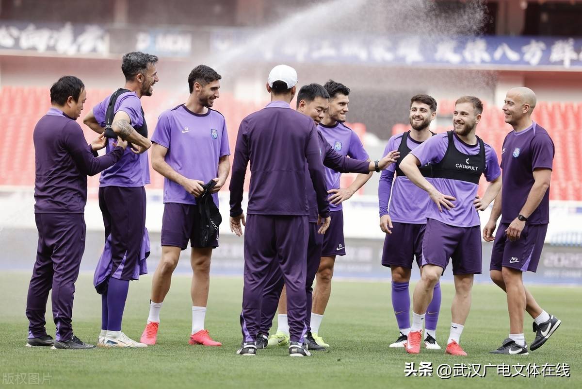 包含更强阵容备战对决，球队决胜信心十足的词条