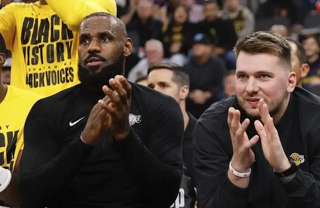 莱万多夫斯基在湖人比赛中高光表现，问鼎冠军引发热议！